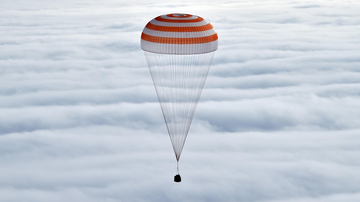Pendaratan Dua Astronaut setelah Tinggal Setahun di Antariksa