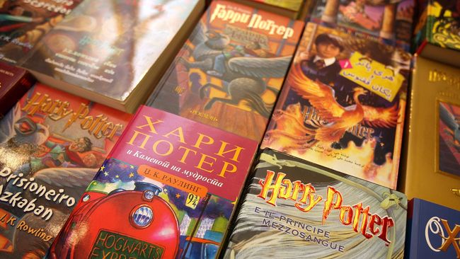 Setelah seri ke-delapan Harry Potter yang baru rilis, J.K. Rowling masih akan menerbitkan tiga buku lagi. Ketiganya merupakan seri cerpen Harry Potter.