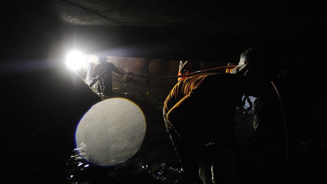 Kala Buser dan Damkar Terjun ke Gorong-gorong Buru Maling di Cijantung