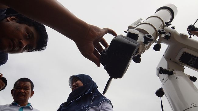 Stasiun Geofisika Angkasapura Jayapura akan menyediakan dua unit teropong atau teleskop untuk warga yang ingin menyaksikan fenomena langka itu.