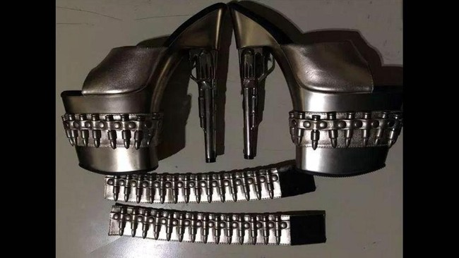 Seorang perempuan yang membawa sepatu hak tinggi berbentuk pistol di dalam tasnya dicegat oleh petugas keamanan bandara AS pada akhir pekan lalu.