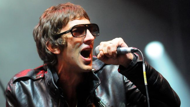Tidak hanya membintangi, Ashcroft juga menyutradarai video musik itu, mantan vokalis The Verve itu juga menyutradarai video musiknya.