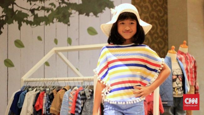 Sebagai ibu, Alya Rohali tak ingin ketiga anak perempuannya berpenampilan tidak sesuai usia, termasuk melarang sepatu hak tinggi.