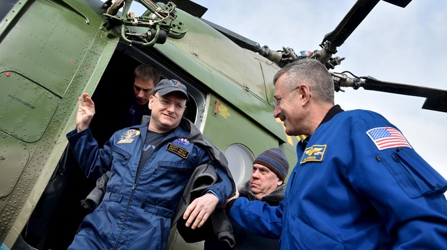Pendaratan Dua Astronaut setelah Tinggal Setahun di Antariksa