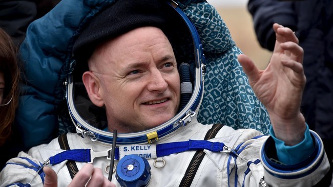 Astronaut yang kembali dari misi menjelajah antariksa mengalami keluhan berupa melemahnya otot yang berujung pada nyeri punggung.
