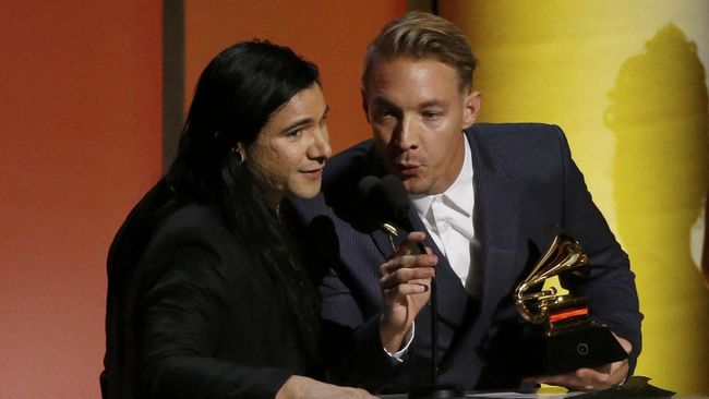 Sebelum menjejaki karier solonya sebagai DJ di dunia musik, Skrillex pernah menjadi vokalis untuk band bernama From First To Last.