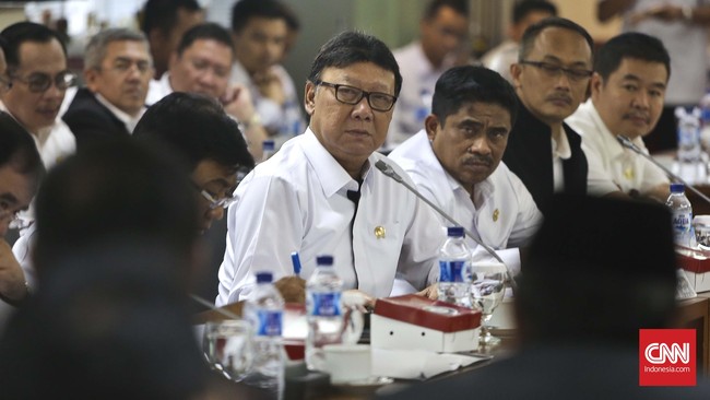Kementerian Dalam Negeri masih membuka kemungkinan merevisi aturan kontrol izin penelitian karena belum melibatkan sejumlah pihak yang berkepentingan.