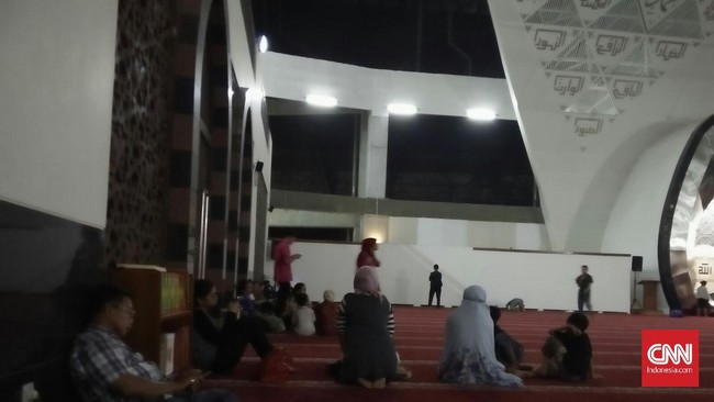 Warga Padang mengungsi ke masjid dan bangunan sekolah yang berada di kawasan yang lebih tinggi.