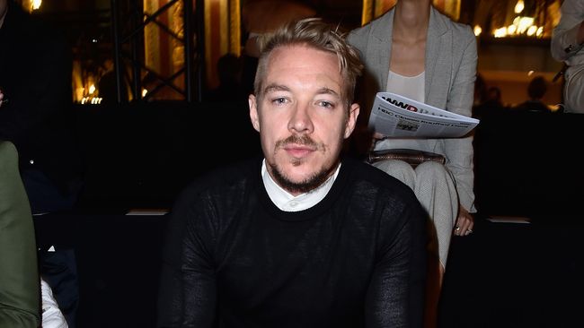 Tidak hanya berada di depan panggung, penduduk Kuba pun memenuhi balkon gedung tempat tinggalnya untuk menyaksikan penampilan Major Lazer.