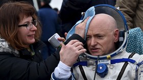 Pendaratan Dua Astronaut setelah Tinggal Setahun di Antariksa