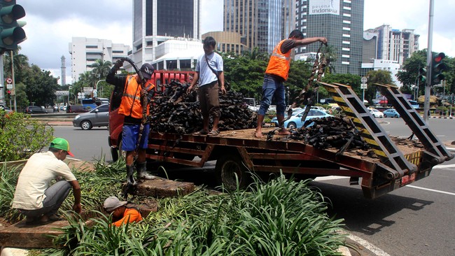 Penampungan kulit kabel di gudang milik Sudin Tata Air Jakpus dipasangi garis polisi. Ada tumpukan kulit kabel setinggi 2,5 meter, luas 6 meter.