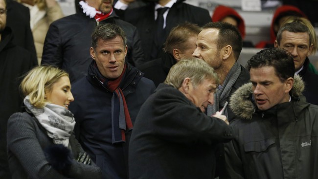 Karier Jamie Carragher sebagai analis dan komentator dalam ancaman setelah ia meludahi suporter Manchester United.