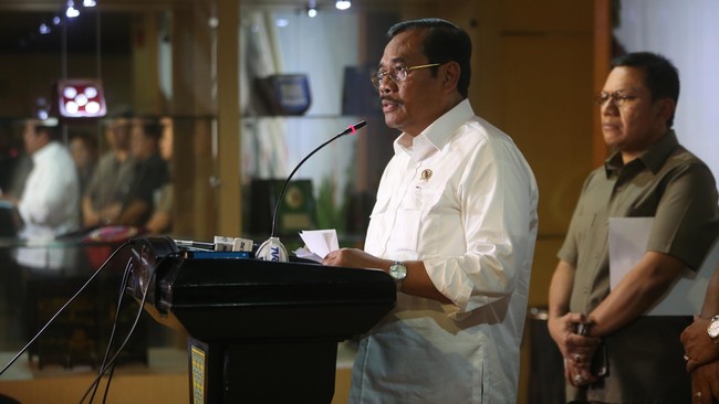 Badrodin mengatakan Jaksa Agung berhak mengesampingkan perkara untuk kepentingan umum. Namun, dia menegaskan, kepentingan itu mesti dijelaskan kepada publik.