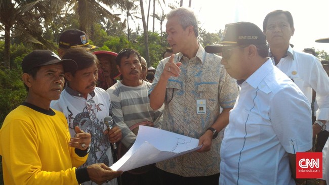 Penambangan ilegal di Kecamatan Adipala, Kabupaten Cilacap sudah berlangsung puluhan tahun menyebabkan bibir pantai mendekati sawah.