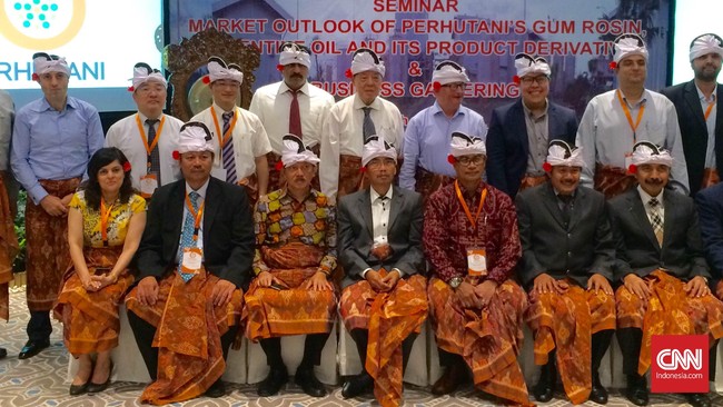 Sebanyak 90 persen dari 55 ribu ton ekspor gum rosin produksi Perhutani tahun lalu dilakukan melalui agen-agen distributor.