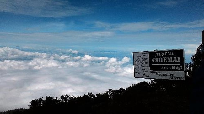 Pemkab Kuningan berkomitmen mewujudkan misi daerahnya sebagai kabupaten pendidikan lewat sederet program unggulan, salah satunya Mulok Gunung Ciremai.