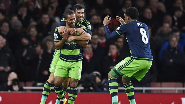 Arsenal semakin jauh dari perburuan titel juara Liga Inggris setelah kalah 1-2 dari Swansea City di Stadion Emirates.