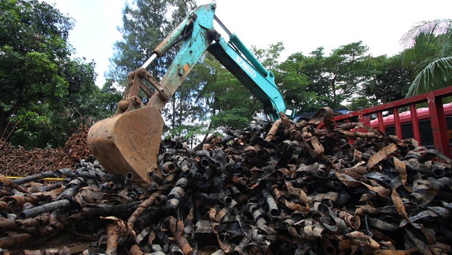 Sudah ada 18 truk bermuatan lima meter kubik kulit kabel hilir mudik ke gudang. Tinggi tumpukan kulit kabel hingga 2,5 meter dan membentang enam meter.