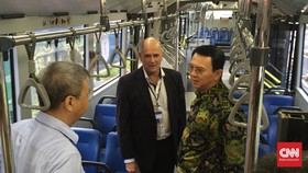 Ahok Ingin Metromini Baru Kursinya Menghadap ke Depan