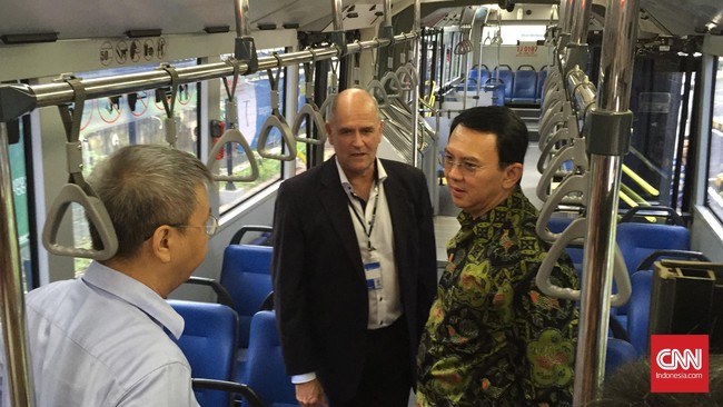 Gubernur DKI Jakarta Basuki Tjahaja Purnama mengatakan jika semua bus feeder menggunakan desain seperti ini penumpang merasa nyaman.