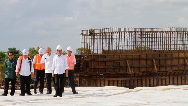 Presiden Joko Widodo berharap Japan International Cooperation Agency (JICA) mau ikut serta di dalam membiayai tol Trans Sumatera karena kurangnya sumber dana.