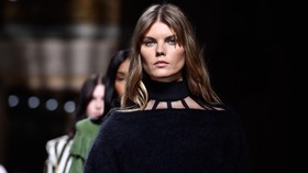 Keseksian Balmain yang Bertabur Bintang di Paris Fashion Week