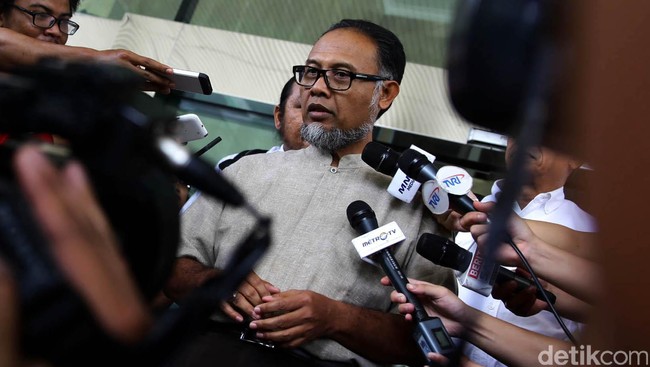 Bambang membantah datang ke KPK untuk mendampingi adiknya. Dia berdalih datang ke markas lama hanya untuk membaca buku di perpustakaan.