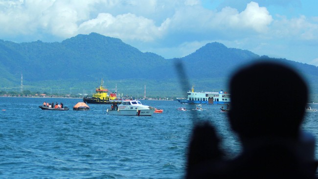 Kapal Motor Penumpang (KMP) Pengayoman tenggelam di Nusakambangan, Cilacap, Jawa Tengah, Jumat (17/9). Petugas mengevakuasi para penumpang.