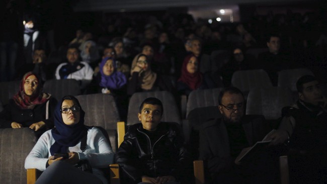Warga Gaza di Palestina untuk pertama kalinya dalam 20 tahun kembali menonton film di bioskop. Ratusan orang antusias untuk menikmati hiburan tersebut.