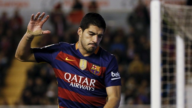 Luis Suarez bahkan sempat diganjar kartu kuning karena melayangkan protes berlebihan kepada wasit David Fernandez Borbalan.