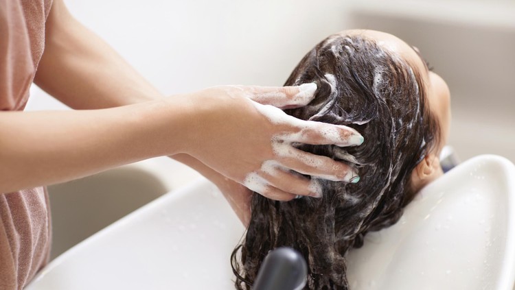 ilustrasi cuci rambut di salon ilustrasi cuci rambut di salon