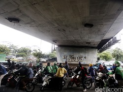 Awas, Ya, Pemotor Neduh di Kolong Flyover Bayar Denda Rp 250.000