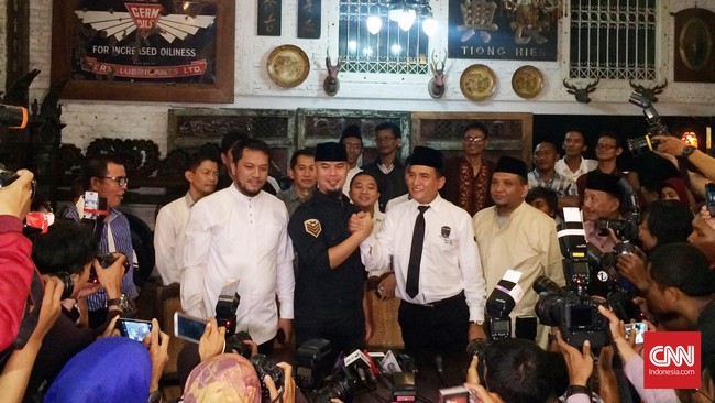 Yusril Ihza Mahendra menolak jika disebut ide hanya dua pasang calon gubernur untuk pilkada DKI Jakarta adalah untuk mengeroyok Ahok.