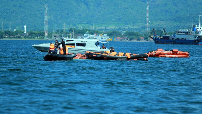Jenazah korban ditemukan berpelukan dengan anaknya dan masih menggunakan pelampung, di dalam bangkai Kapal Ravelia II yang tenggelam.