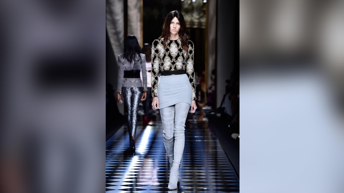 Keseksian Balmain yang Bertabur Bintang di Paris Fashion Week