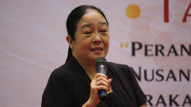 Nama Josephine Kumara atau Obin, yang lebih senang dipanggil 'tukang kain' daripada desainer masuk dalam jajaran wanita 50 over 50 Asia. 