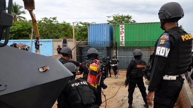 Anjas, warga sekitar perumahan Labora Sitorus mengaku terpidana kasus pembalakan liar itu pernah mengancam akan bunuh diri jika dieksekusi pindah.