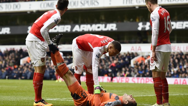 Arsene Wenger lebih memilih untuk terus memuji timnya meskipun Arsenal kini tertinggal delapan angka dari pemuncak klasemen Leicester City.