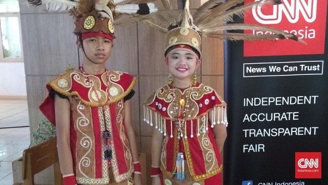 Sepasang temanmu dari kelas 7B SMP Labschool Kebayoran, Eyza dan Riris, ini cakep banget berpakaian tradisional Dayak dari Kalimantan Selatan.
