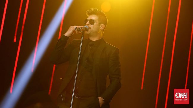 Robin Thicke melamar kekasihnya yang tengah hamil anak kedua mereka, Senin (24/12) lalu.