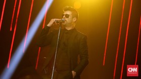 Robin Thicke Rayakan Natal dengan Bertunangan