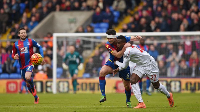 Barisan pertahanan Liverpool dibuat ketar-ketir oleh serangan balik Crystal Palace yang dipimpin oleh Emmanuel Adebayor.