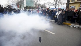 Turki Ambil Alih Koran Oposisi, Demonstran dan Polisi Bentrok