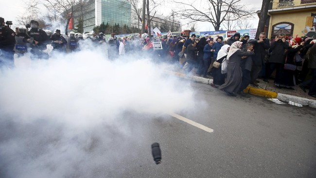 Polisi Turki menembakkan gas air mata dan peluru karet untuk membubarkan pemrotes di luar gedung harian Zaman yang sebelumnya diambil alih pemerintah.