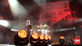 5 Seconds of Summer Galau di Video Musik 'Want You Back'