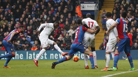 Benteke Bawa Liverpool Menang