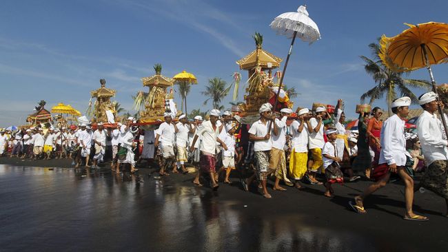 Tradisi ini dilakukan Sabtu Kliwon Wuku Uye menurut perhitungan kalender Bali-Jawa, dalam enam bulan sekali.