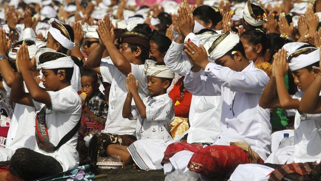 Pemerintah Bali mengimbau masyarakat agar tidak panik namun tetap waspada, sambil tak lupa berdoa kepada Tuhan Yang Maha Kuasa.