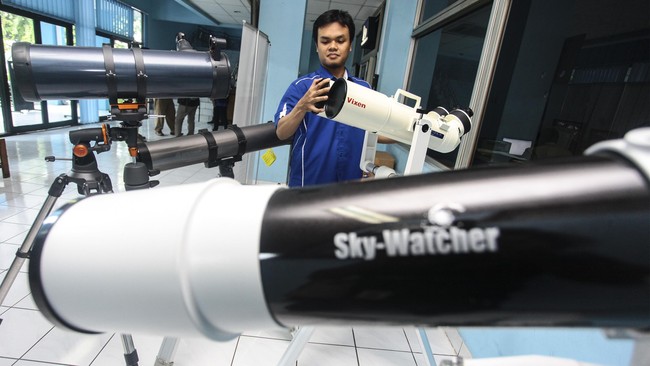 Planetarium membuka peneropongan Jupiter gratis malam ini. 