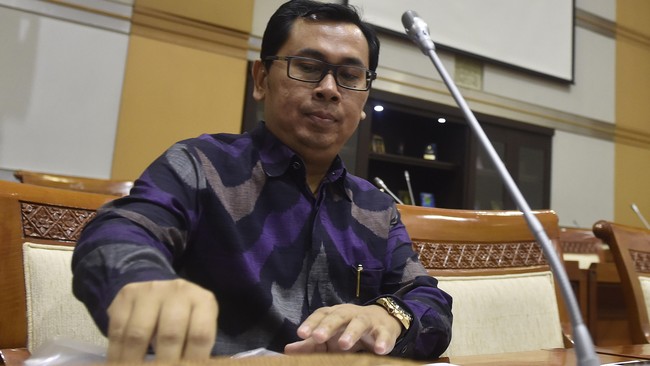 Staf Khusus Menteri Keuangan Yustinus Prastowo mundur dari kursi komisaris Adhi Karya karena tak mau rangkap jabatan seiring pengangkatannya di Semen Indonesia.